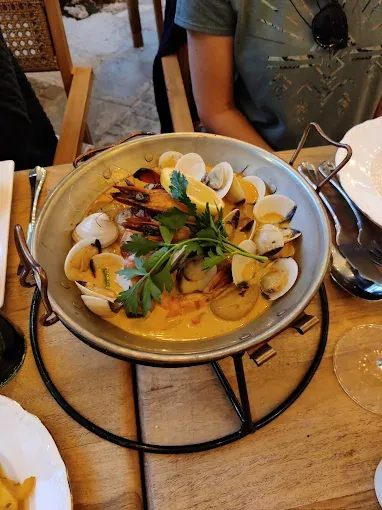 Où trouver une bonne adresse bistronomique avec cuisine du terroir et privatisation de groupe à Flayosc