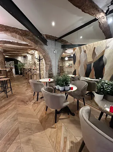 Notre zone d'activité pour ce service Privatisation de salle pour repas d’entreprise avec service soigné cuisine bistronomique et carte de vins complète