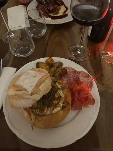 Notre zone d'activité pour ce service Expérience culinaire autour du fromage avec camembert rôti fondue au champagne et assiette de fromages affinés